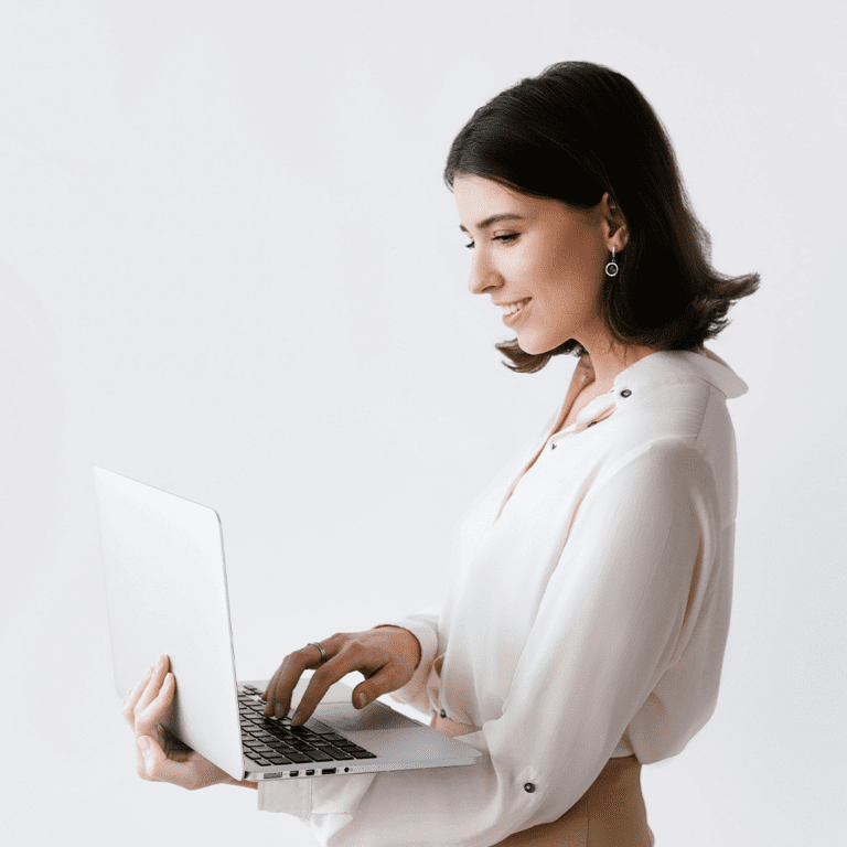 Zarządzanie zespołem na odległość – jak skutecznie komunikować się w erze pracy hybrydowej?