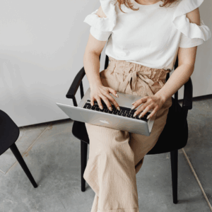 Jak przejść z etatu na własną firmę bez utraty płynności finansowej